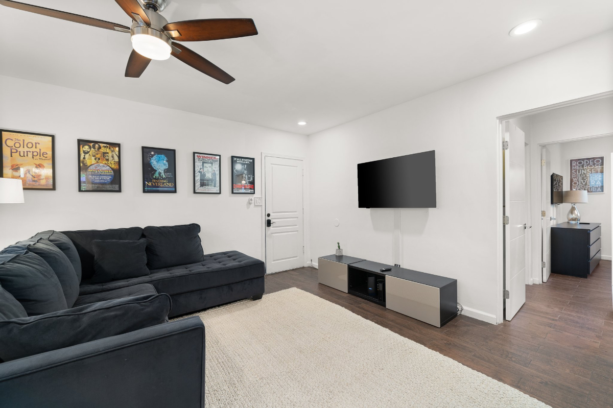 Newly Renovated 2BR 1BA w/ Private Backyard On Quiet Street Near Two Hospitals - Photo 4