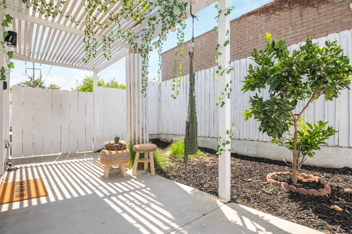 Central, cute & comfy Casita w/ private yard - Photo 5