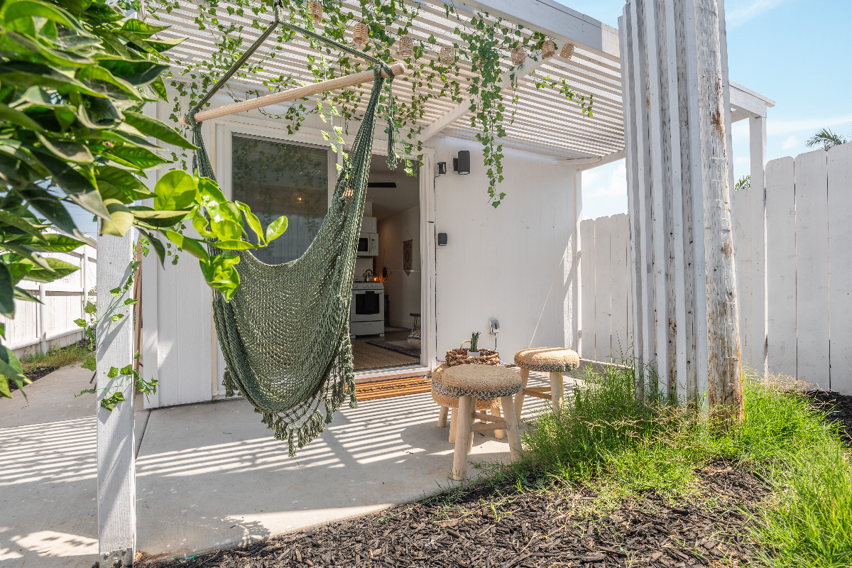 Central, cute & comfy Casita w/ private yard - Photo 6