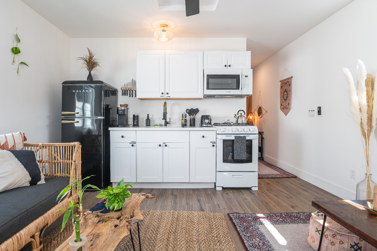 Central, cute & comfy Casita w/ private yard - Photo 3