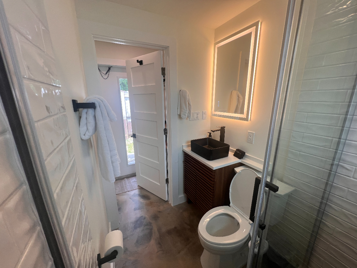 Hideaway 1BR Studio/Small Home in Jax Beach (w/ bike) - Photo 4