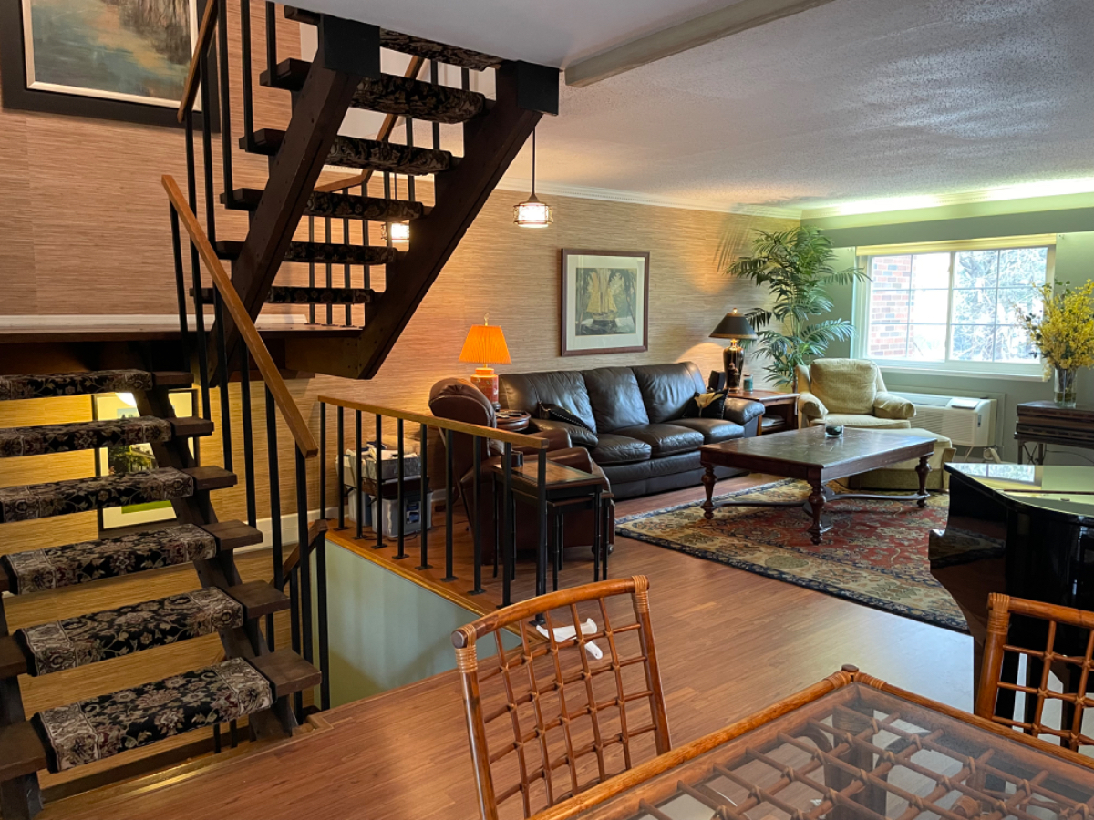James st high end 3 bedroom 2.5 bath with patio and garage - Photo 3