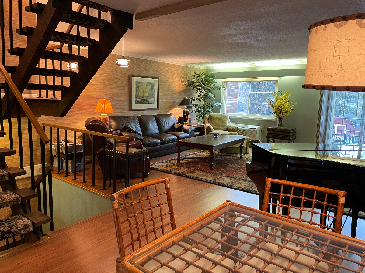 James st high end 3 bedroom 2.5 bath with patio and garage - Photo 4