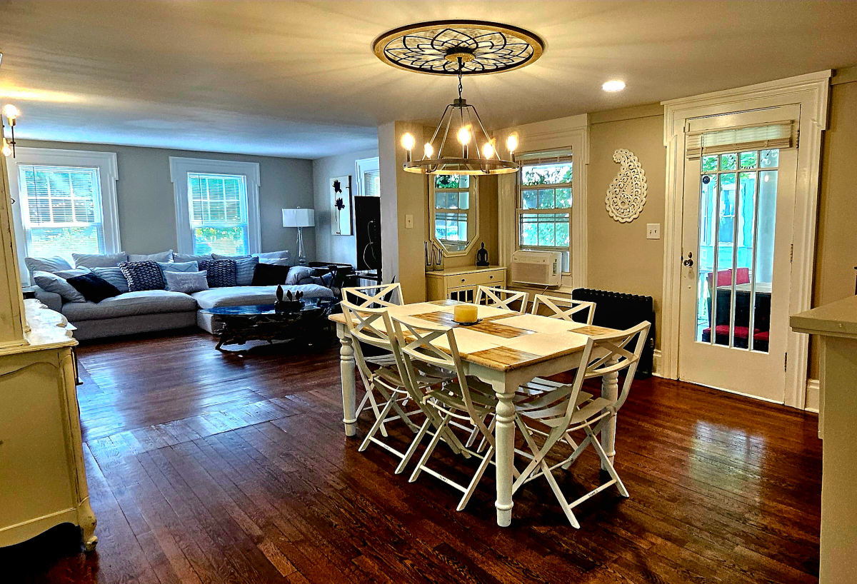 HUGE Apartment, walk to Glens Falls hospital 