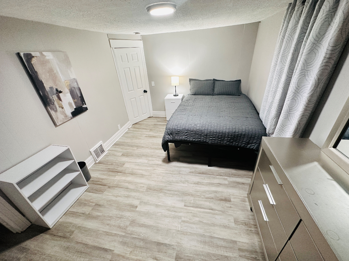 Private Master near hospitals at Florence House Room 3 . Close to strong memorial hospital, Highland - Photo 2