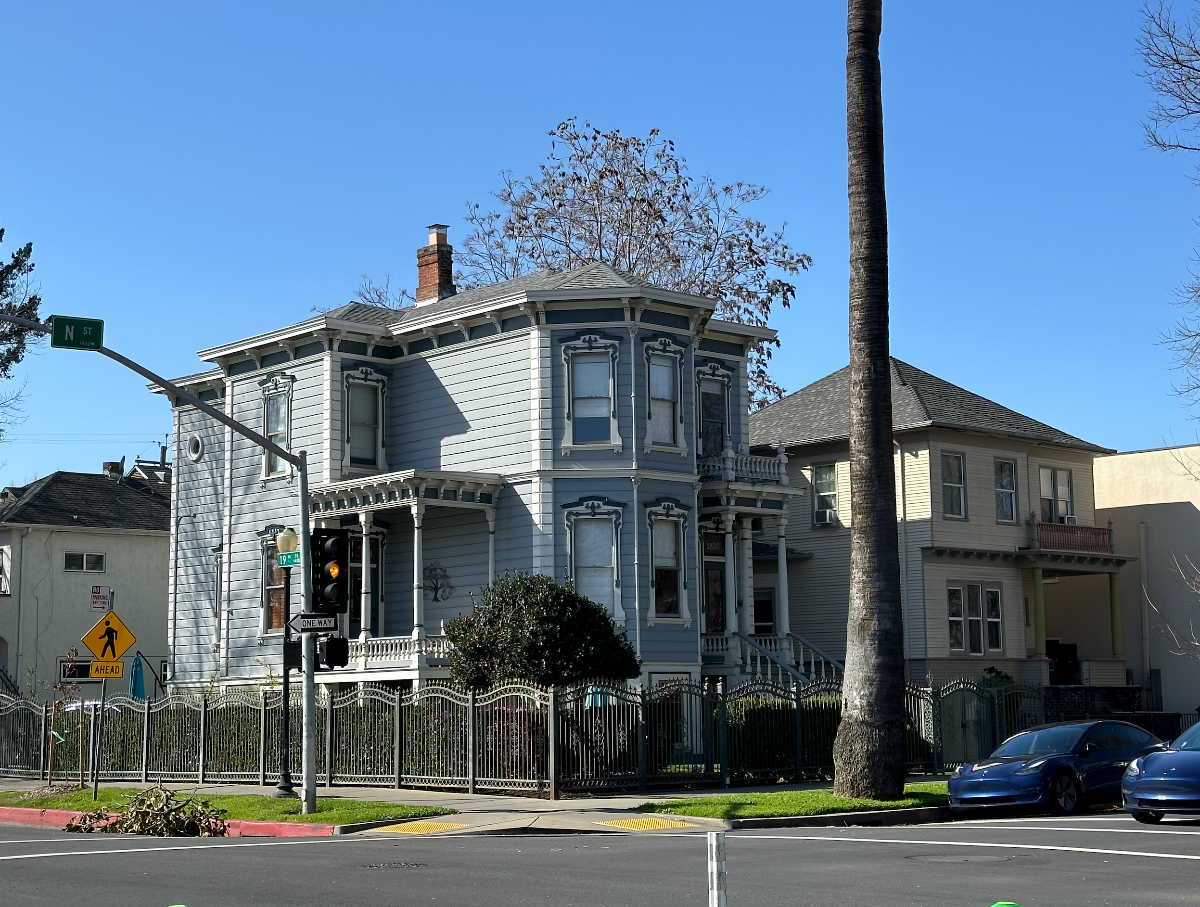 Furnished Room in beautiful Victorian house with private bathroom, neighborhood parking pass, smart TV & shared spaces - Photo 2