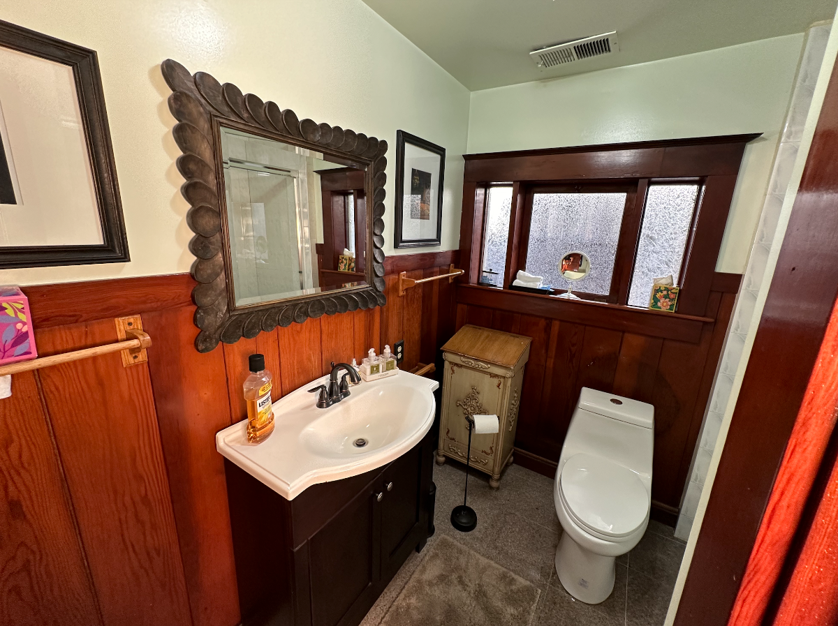 Furnished Room in beautiful Victorian house with private bathroom, neighborhood parking pass, smart TV & shared spaces - Photo 6