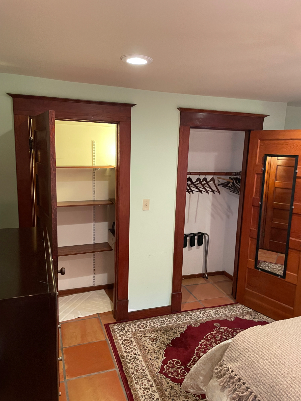 Furnished Room in beautiful Victorian house with private bathroom, neighborhood parking pass, smart TV & shared spaces - Photo 5