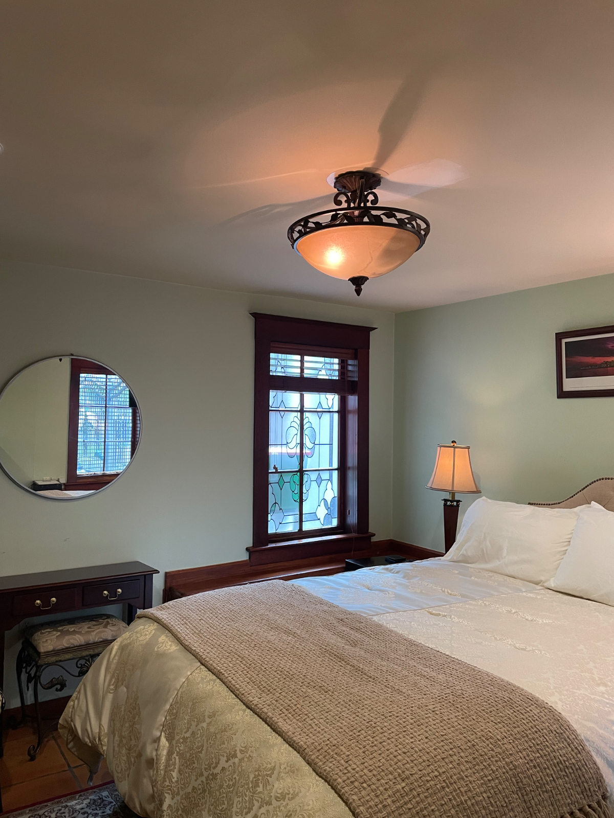 Furnished Room in beautiful Victorian house with private bathroom, neighborhood parking pass, smart TV & shared spaces - Photo 4