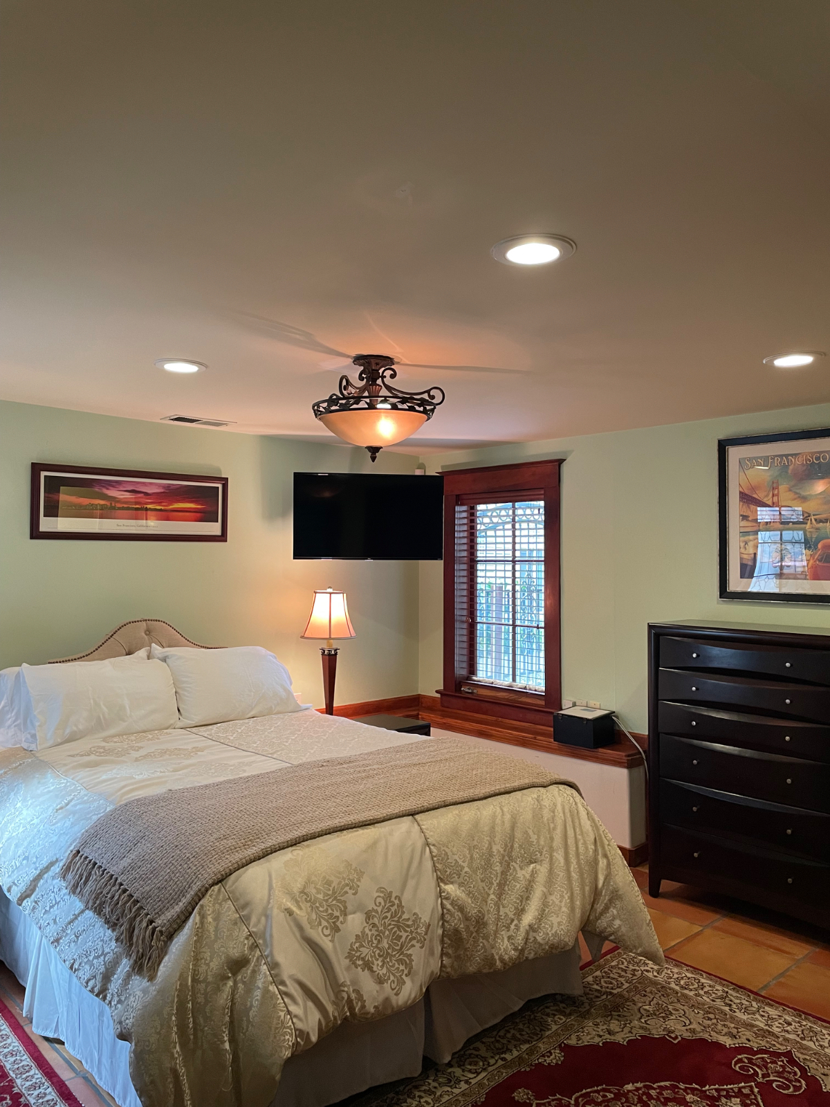 Furnished Room in beautiful Victorian house with private bathroom, neighborhood parking pass, smart TV & shared spaces - Photo 3