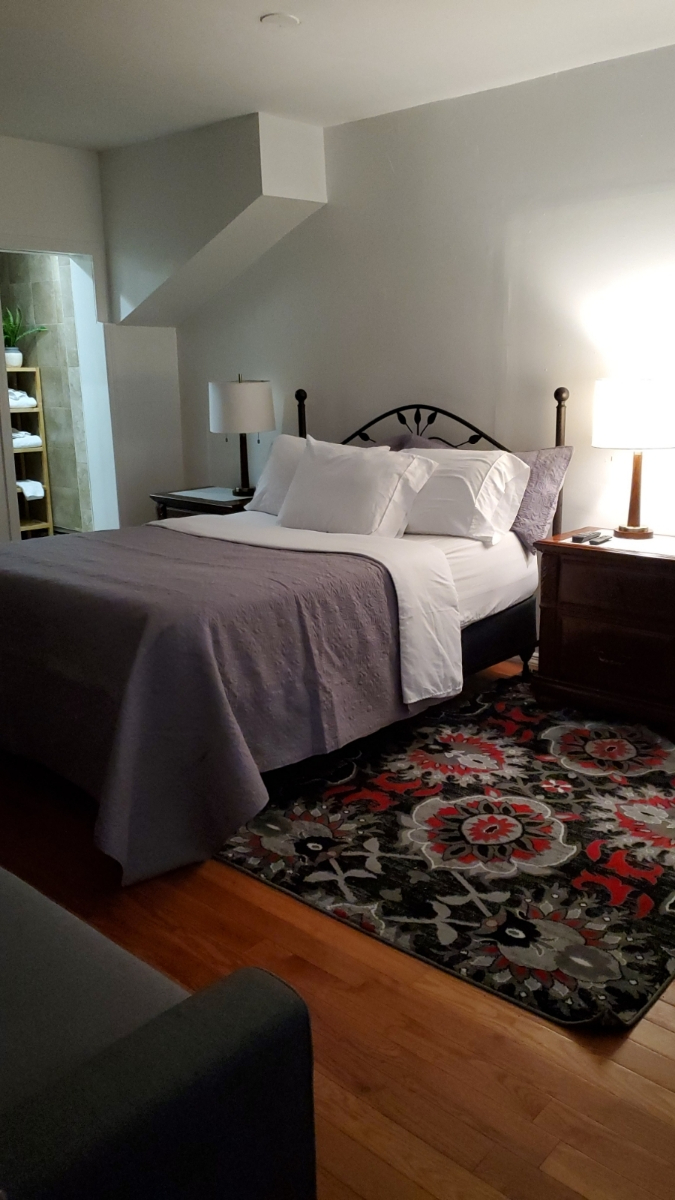 Studio B, 2 blocks from Mass Transit - Photo 5