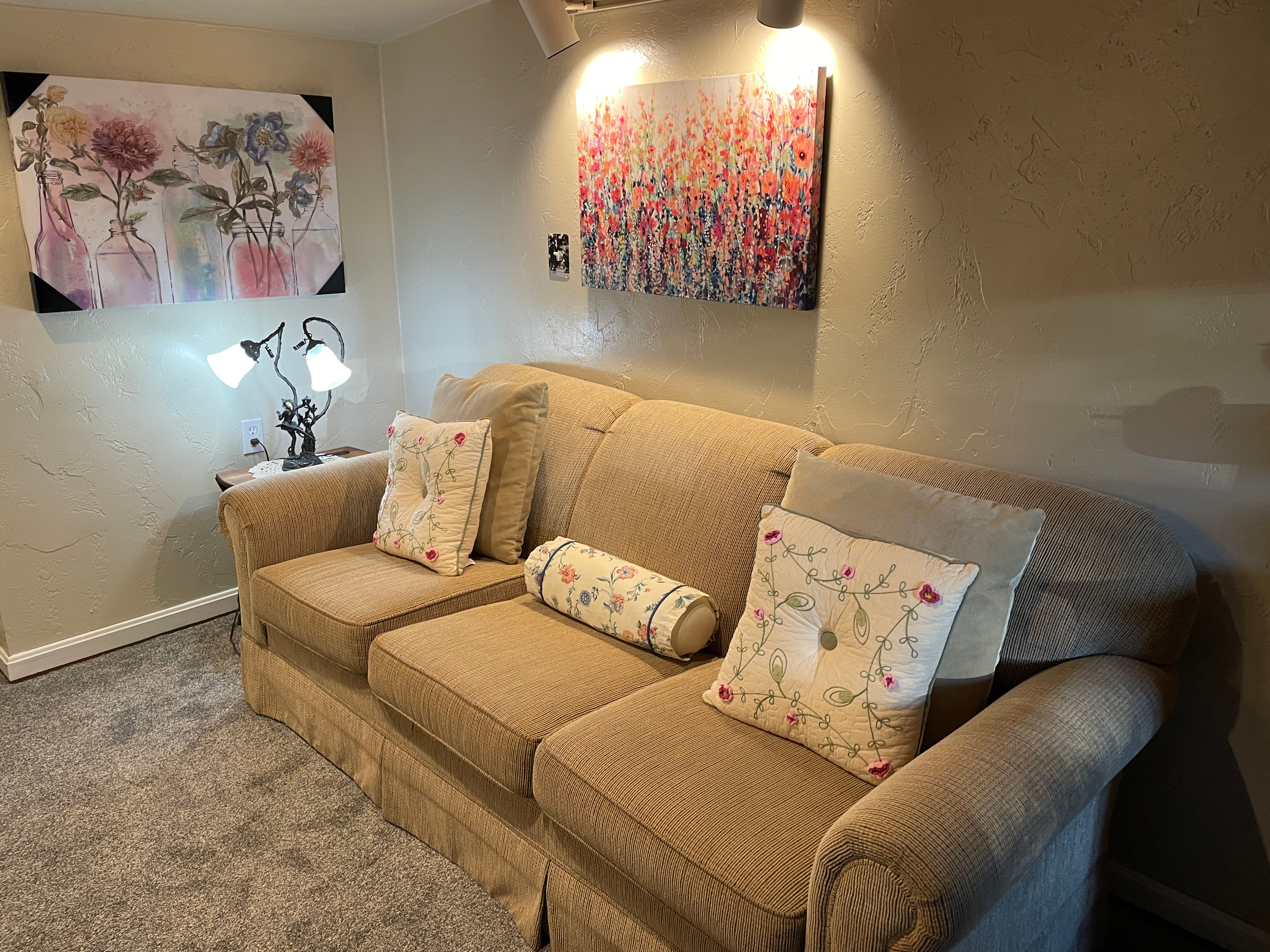 Cozy Furnished Studio with Kitchenette and Great Views - Photo 4
