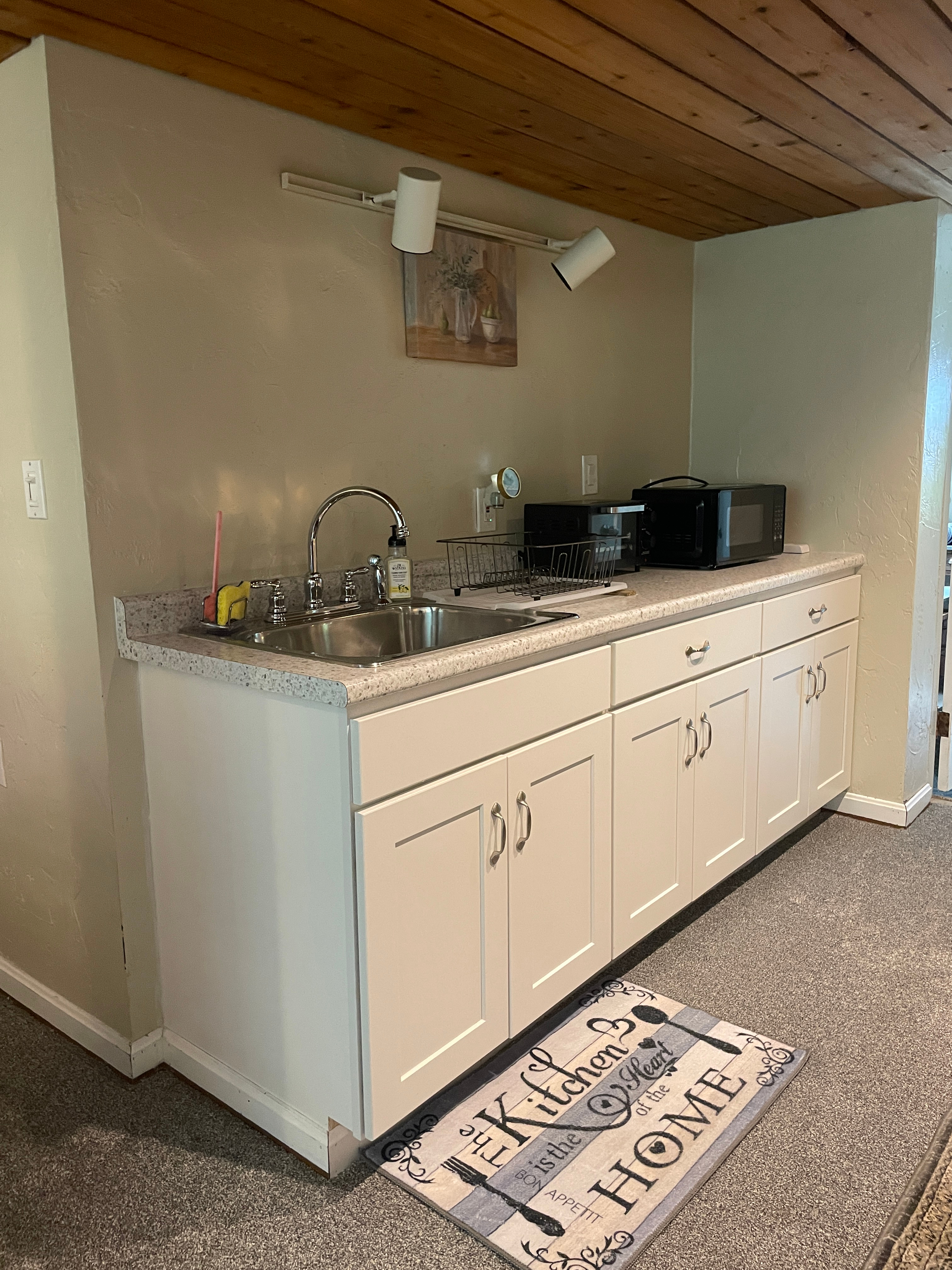 Cozy Furnished Studio with Kitchenette and Great Views - Photo 7