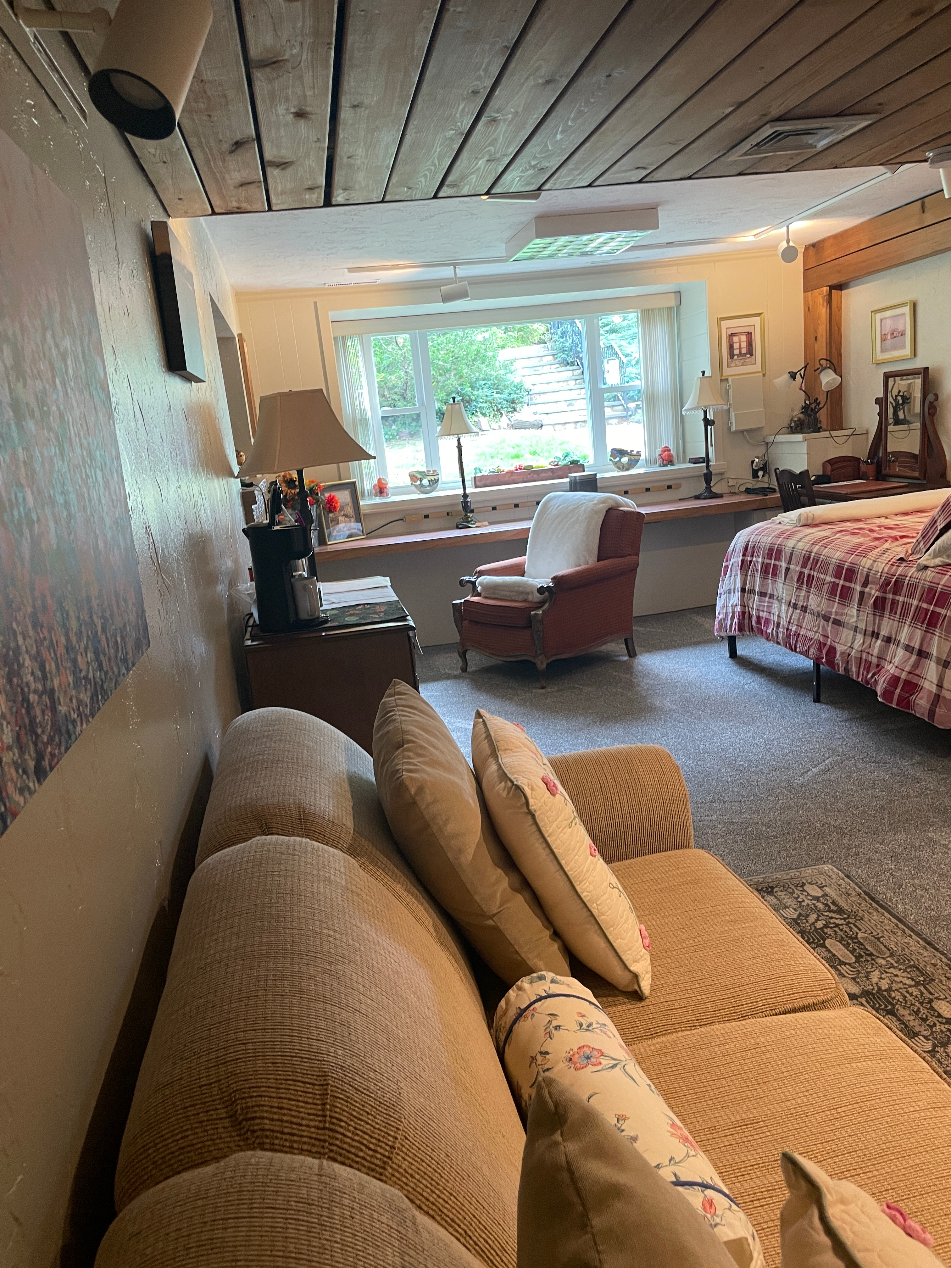 Cozy Furnished Studio with Kitchenette and Great Views - Photo 2