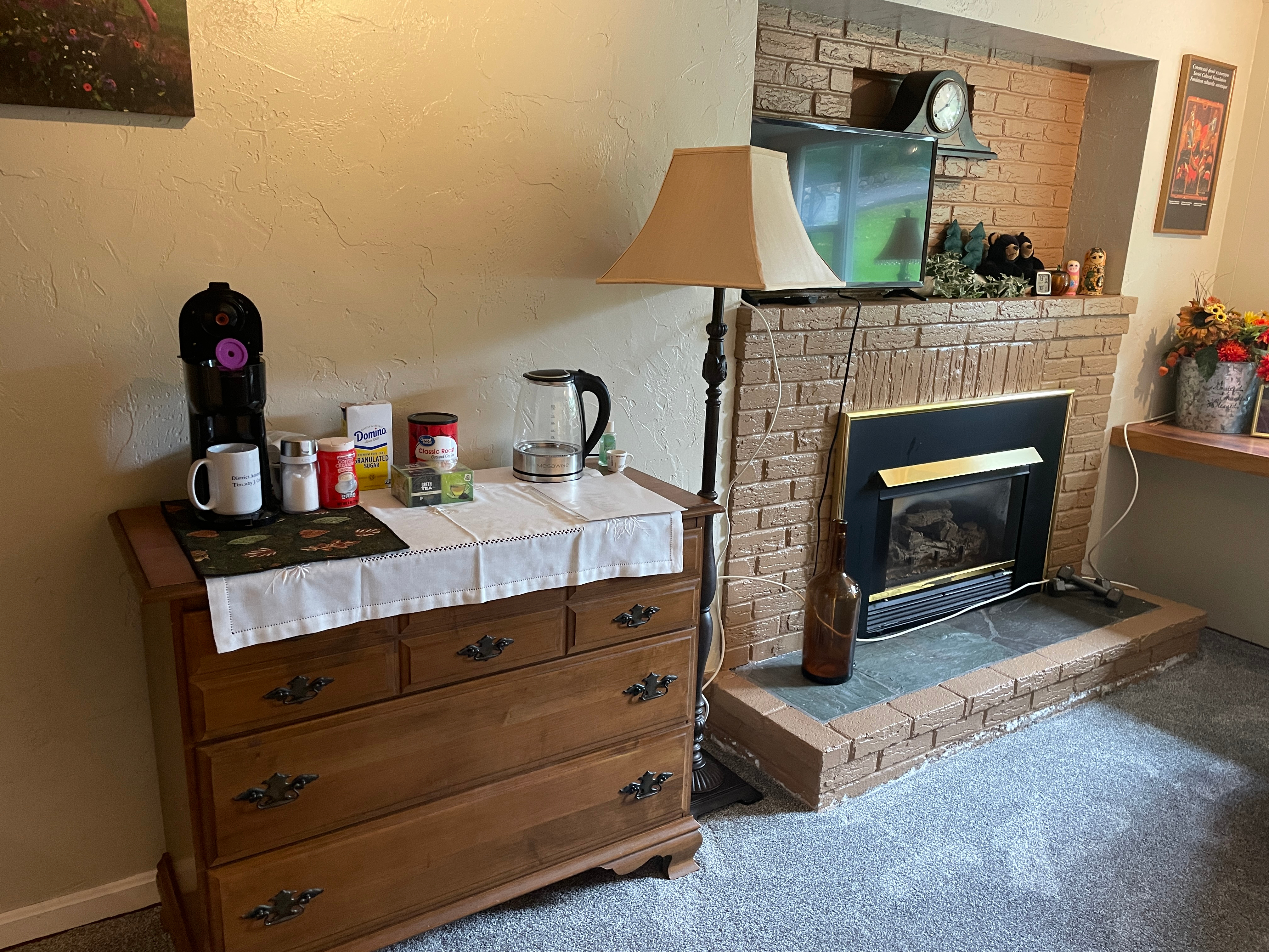 Cozy Furnished Studio with Kitchenette and Great Views - Photo 3