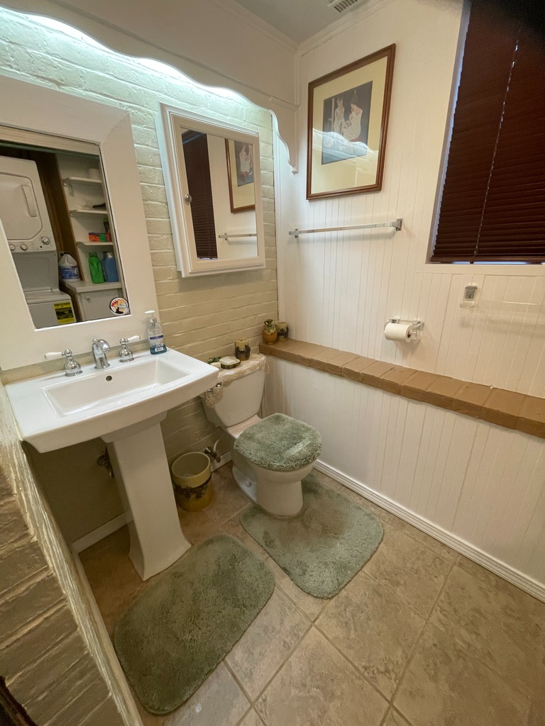 Cozy Furnished Studio with Kitchenette and Great Views - Photo 10