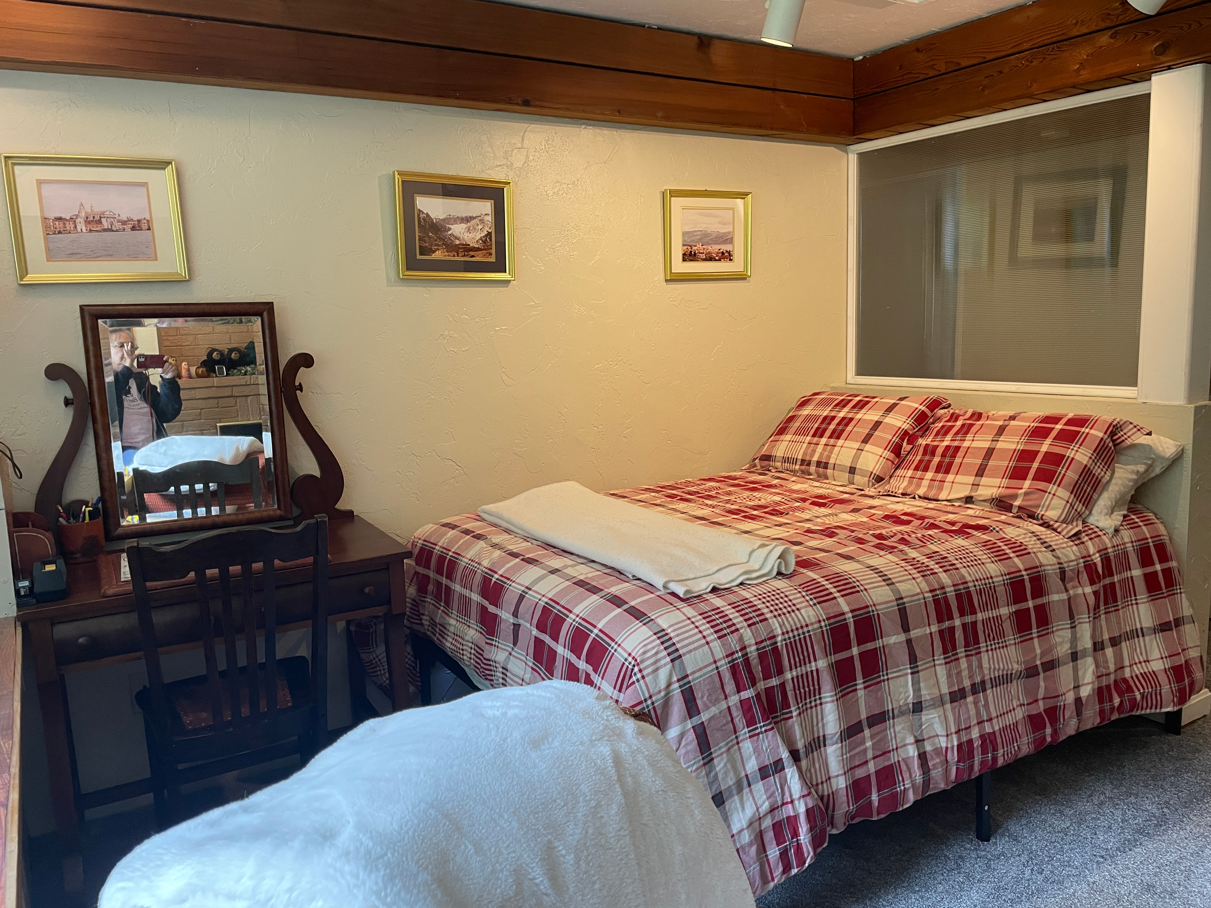 Cozy Furnished Studio with Kitchenette and Great Views