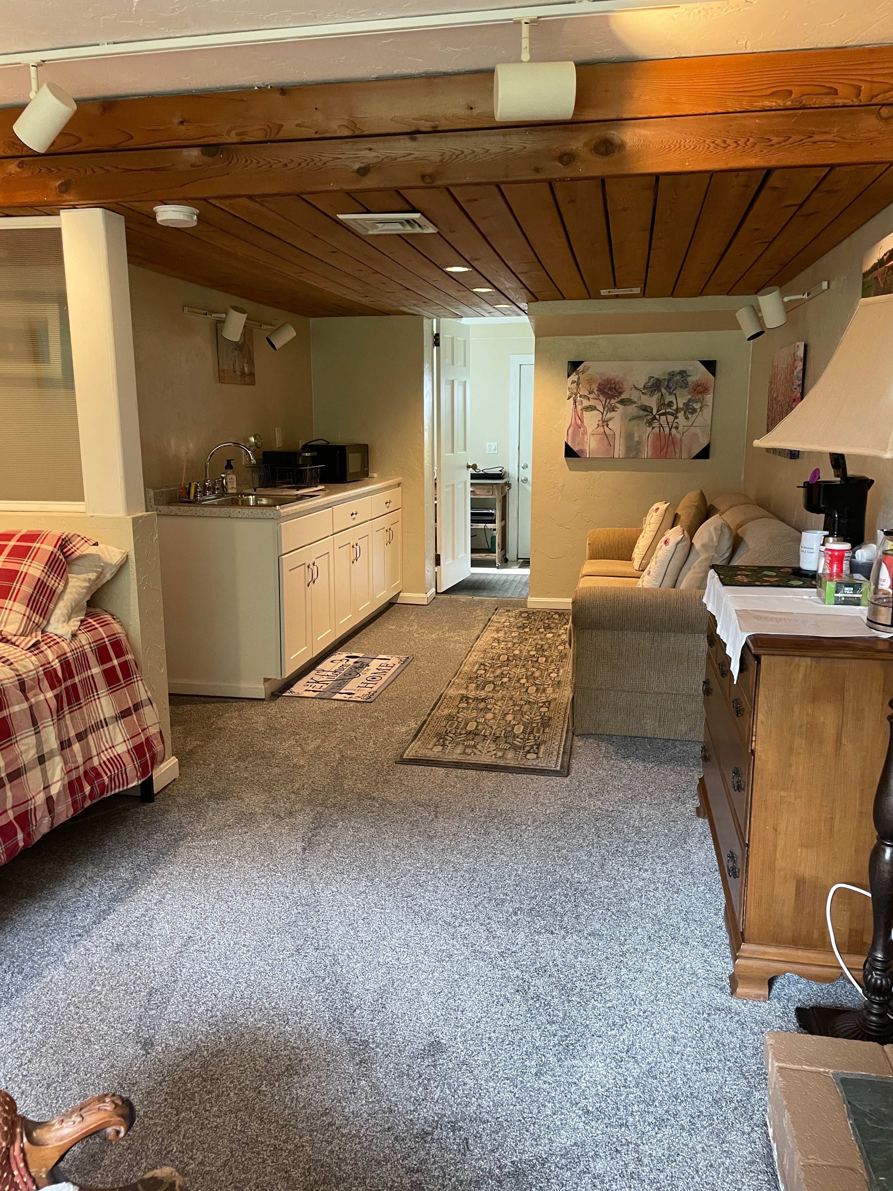 Cozy Furnished Studio with Kitchenette and Great Views - Photo 5