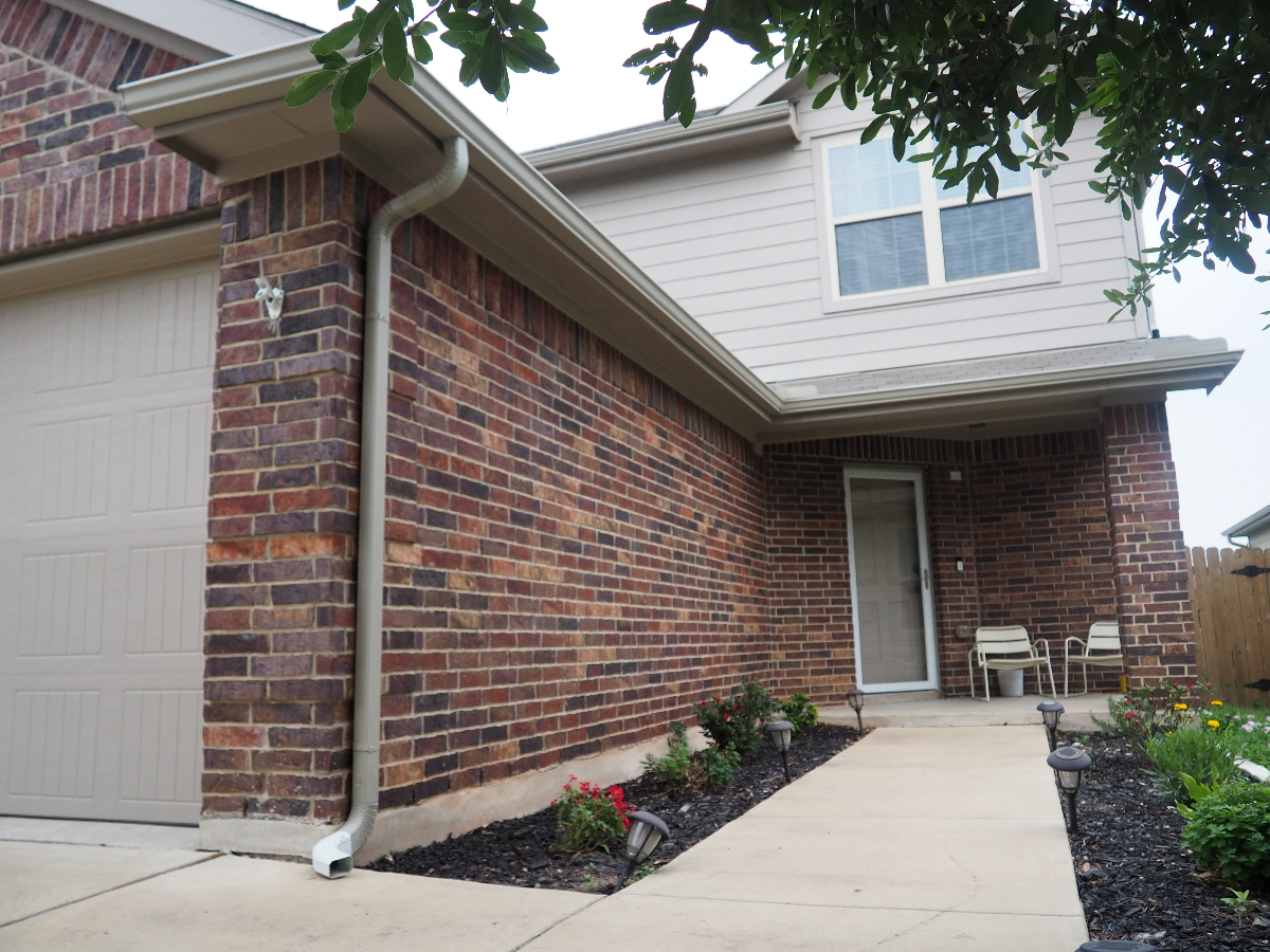 Cute & Comfortable Home - 3 bed, 2.5 bath, beautiful yard and patio - Photo 2