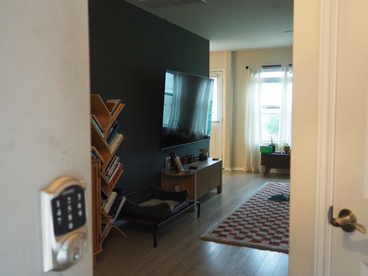 Cute & Comfortable Home - 3 bed, 2.5 bath, beautiful yard and patio - Photo 4