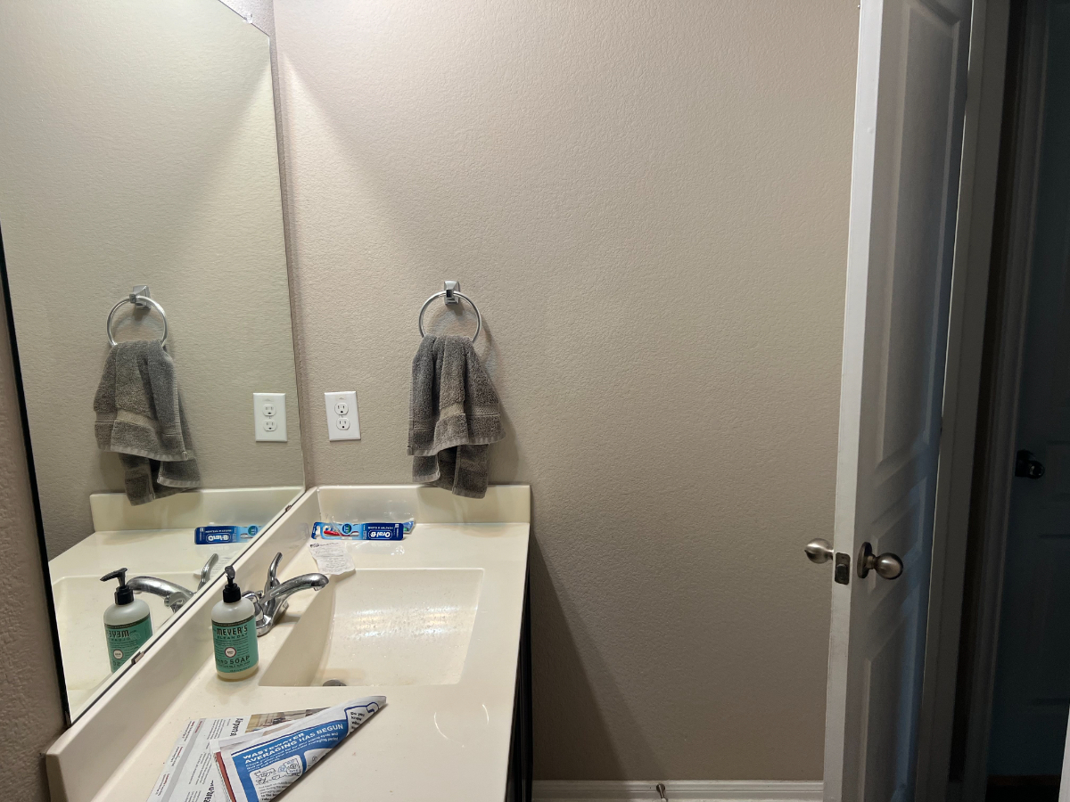 Welcome to Your Cozy Oasis - Find Comfort and Convenience in this Charming Room In A Two-Story House - Photo 11