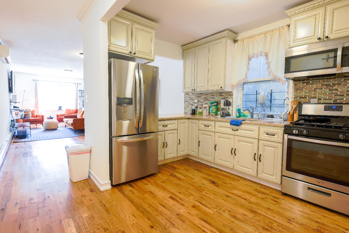 Spacious 4 Bed 2.5-Bath coliving environment in Crown Heights Ideal for Busy Professionals Seeking - Photo 3