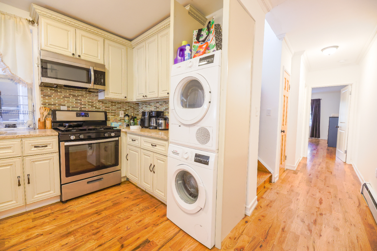 Spacious 4 Bed 2.5-Bath coliving environment in Crown Heights Ideal for Busy Professionals Seeking - Photo 5