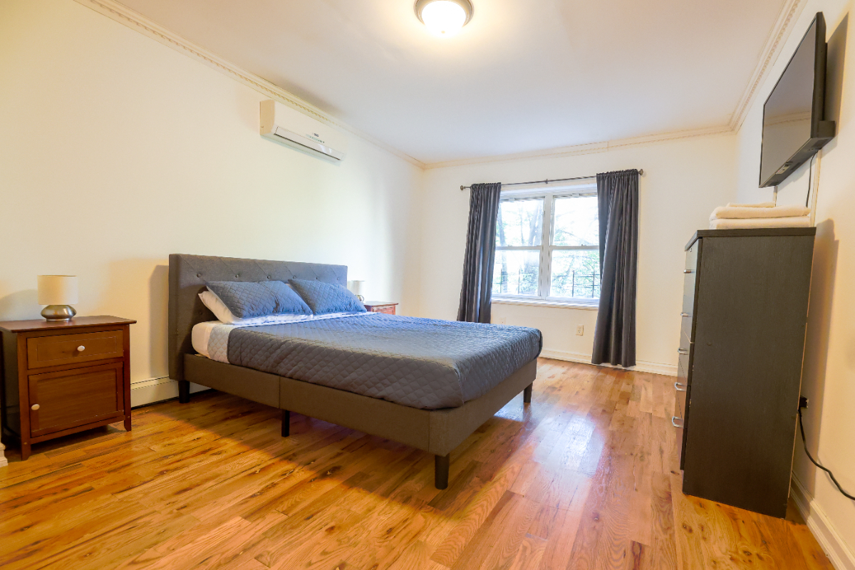 Spacious 4 Bed 2.5-Bath coliving environment  in Crown Heights  Ideal for Busy Professionals Seeking - Photo 6