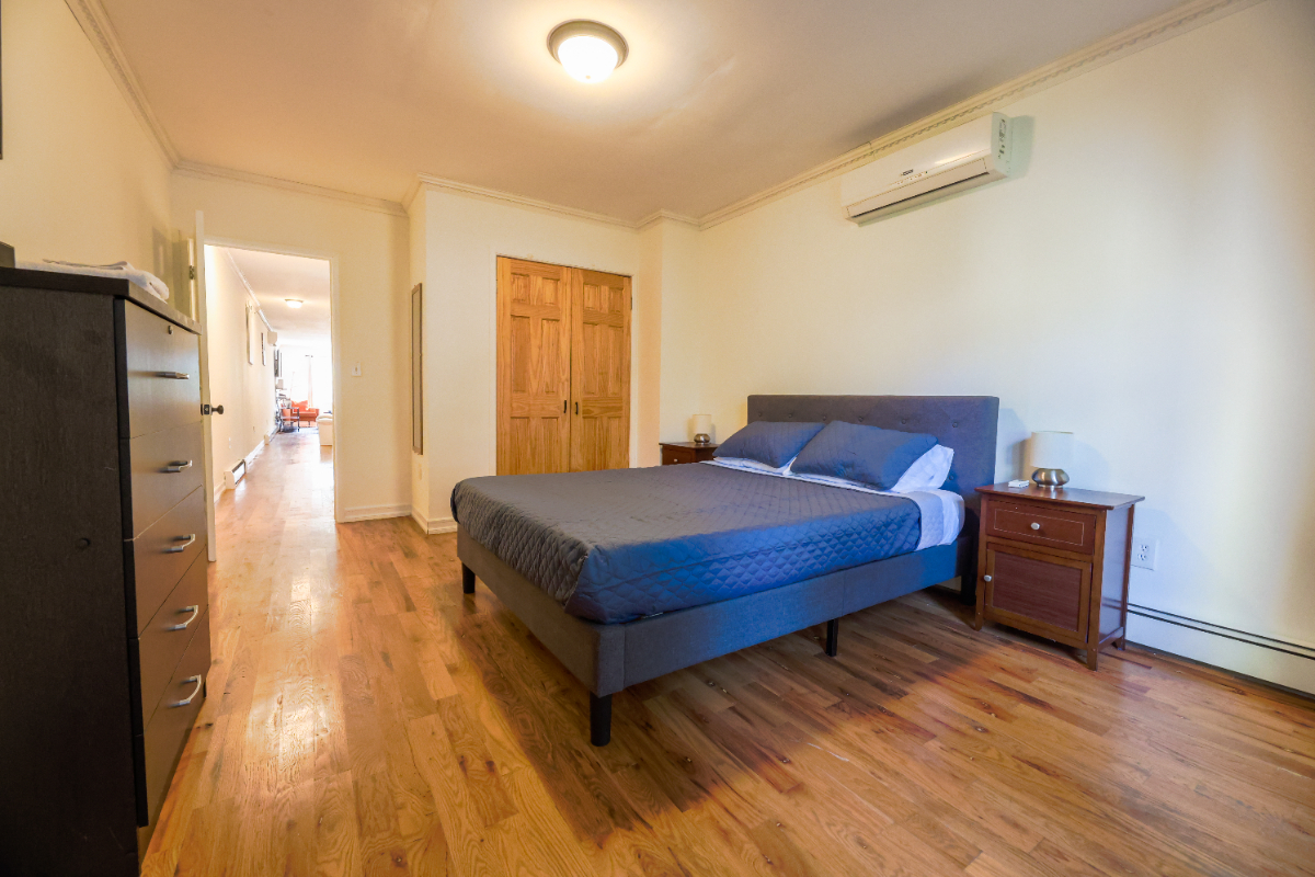 Spacious 4 Bed 2.5-Bath coliving environment  in Crown Heights  Ideal for Busy Professionals Seeking - Photo 7