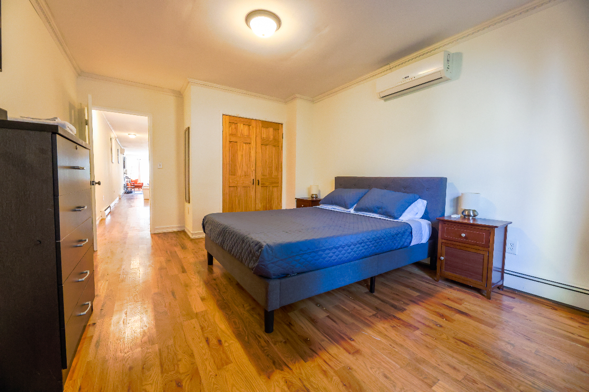 Spacious 4 Bed 2.5-Bath coliving environment in Crown Heights Ideal for Busy Professionals Seeking - Photo 4