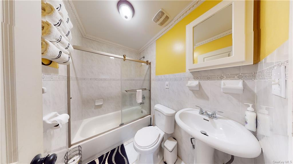 Spacious 4 Bed 2.5-Bath coliving environment  in Crown Heights  Ideal for Busy Professionals Seeking - Photo 8