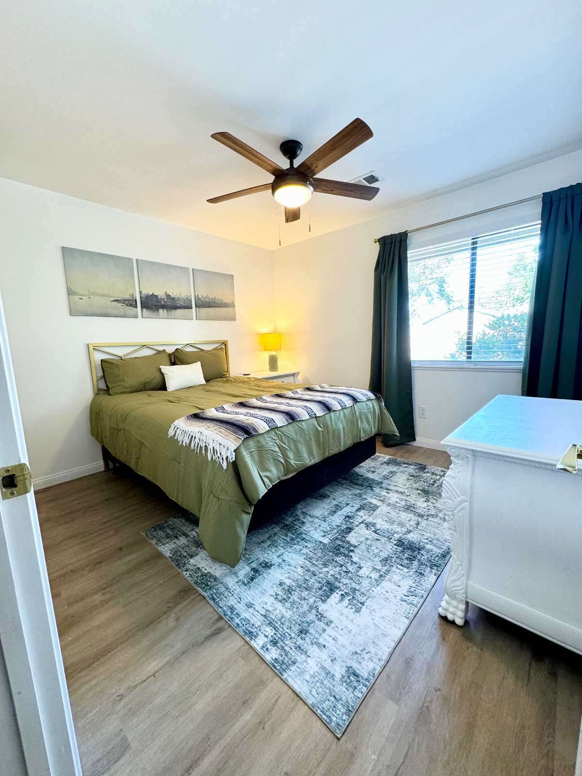 Spacious Room Near CSUB and Shopping