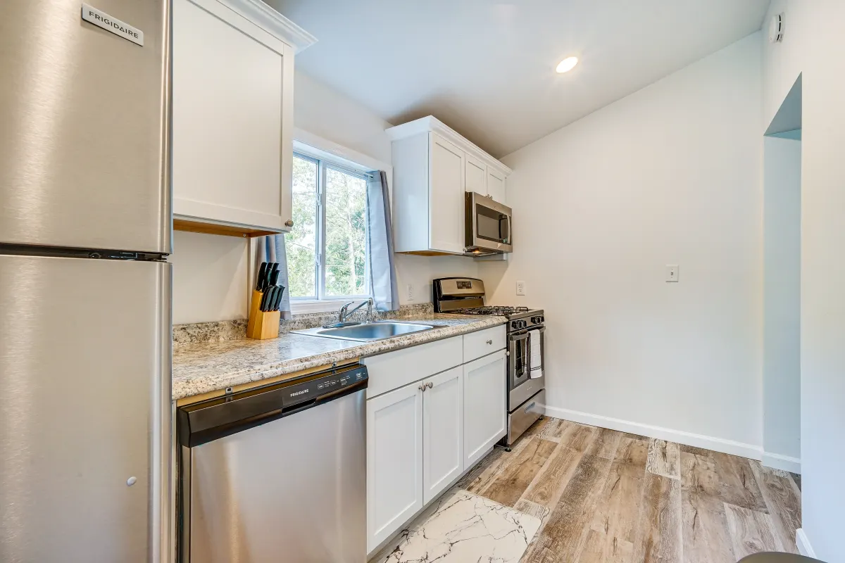 3/4 Bed- 2 bath -Walk to GF Hosp/Downtown - Photo 6