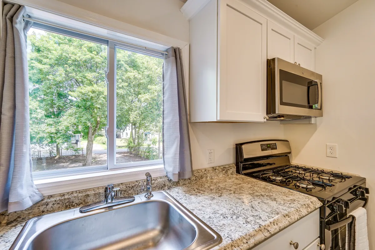 3/4 Bed- 2 bath -Walk to GF Hosp/Downtown - Photo 8