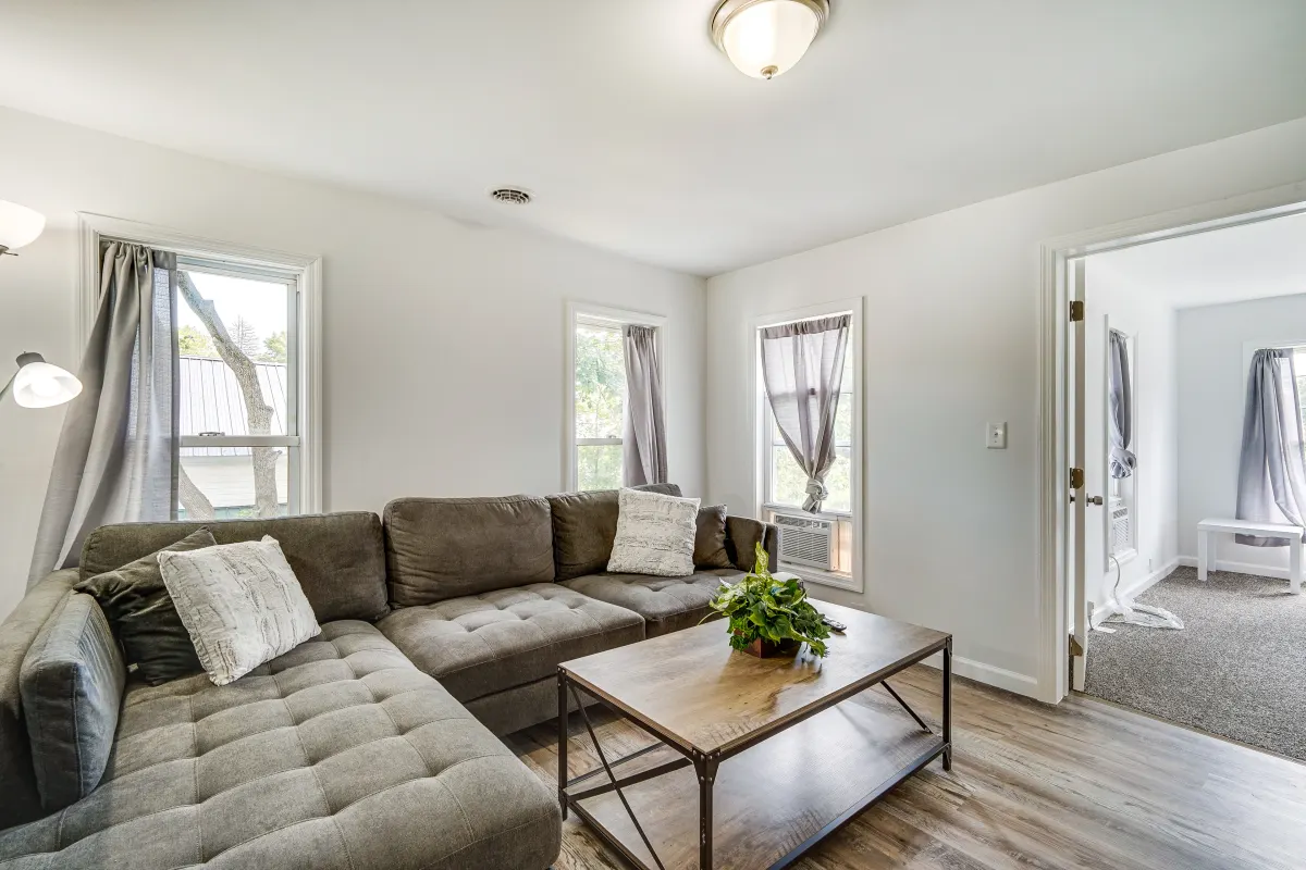 3/4 Bed- 2 bath -Walk to GF Hosp/Downtown - Photo 1