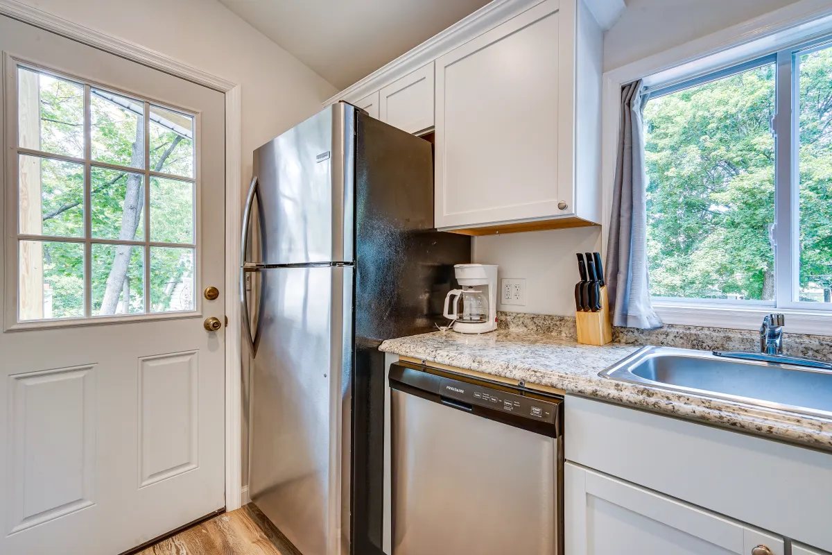 3/4 Bed- 2 bath -Walk to GF Hosp/Downtown - Photo 7