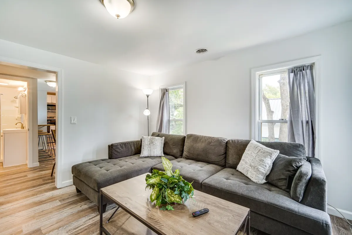 3/4 Bed- 2 bath -Walk to GF Hosp/Downtown - Photo 2