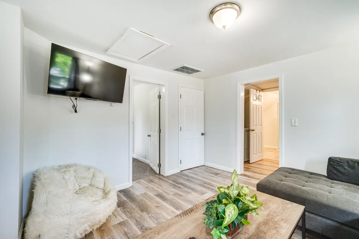 3/4 Bed- 2 bath -Walk to GF Hosp/Downtown - Photo 3