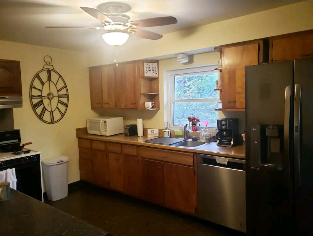 Room in  Cottage Charlestons *South Hills* - Photo 8