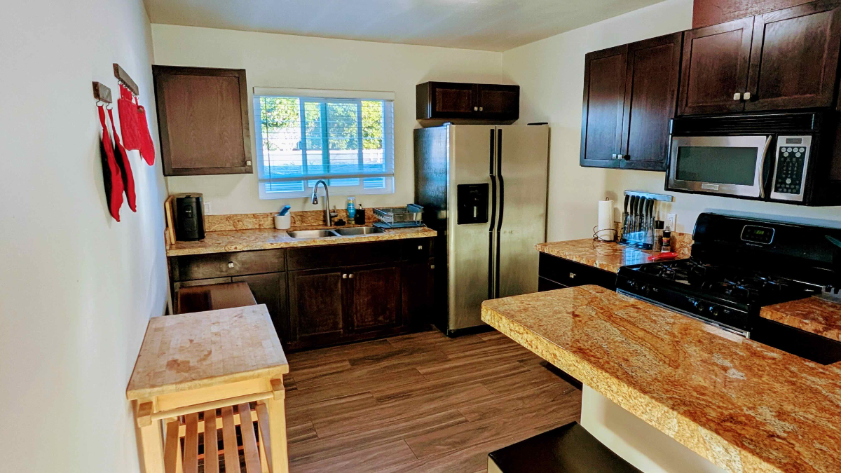 Prime location, Top floor 2 bedroom fully furnished unit in desirable Crown Point - Photo 2