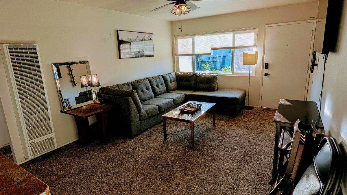 Prime location, Top floor 2 bedroom fully furnished unit in desirable Crown Point - Photo 5