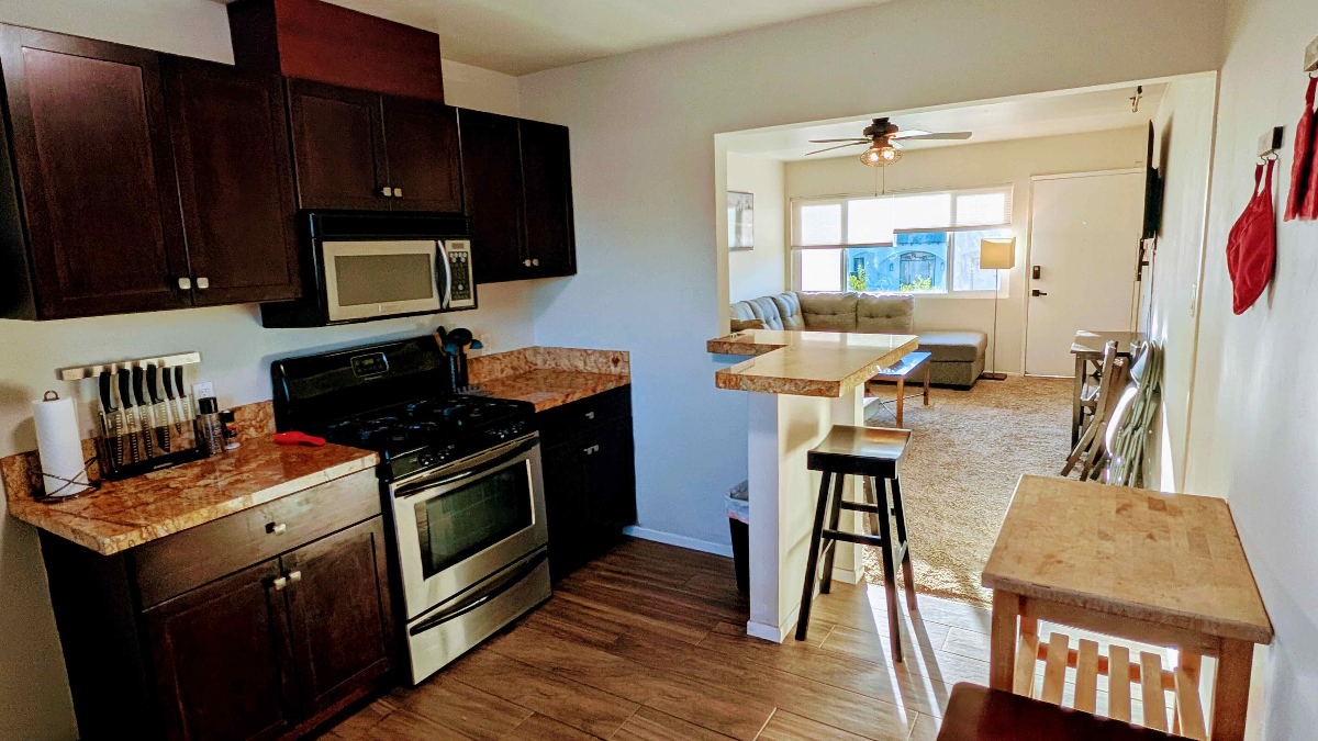 Prime location, Top floor 2 bedroom fully furnished unit in desirable Crown Point - Photo 4