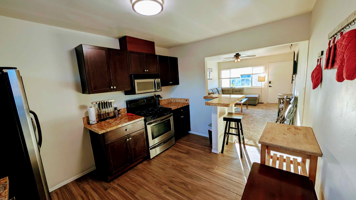 Prime location, Top floor 2 bedroom fully furnished unit in desirable Crown Point - Photo 3