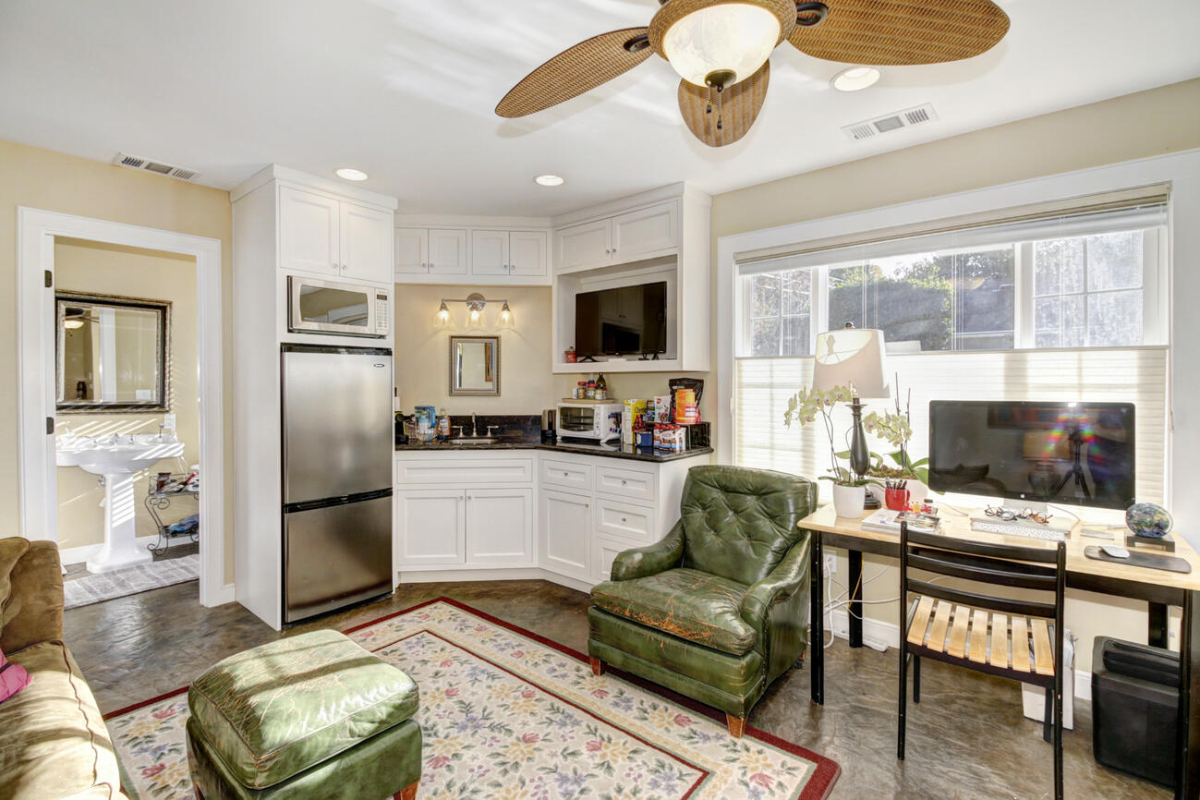 Furnished Studio in Quiet Land Park - Photo 2