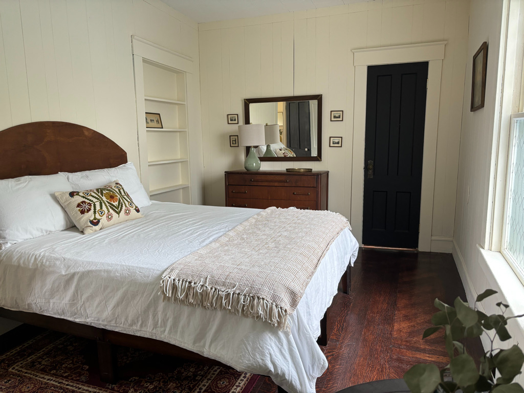 Charming downtown apt in historical house - Photo 3