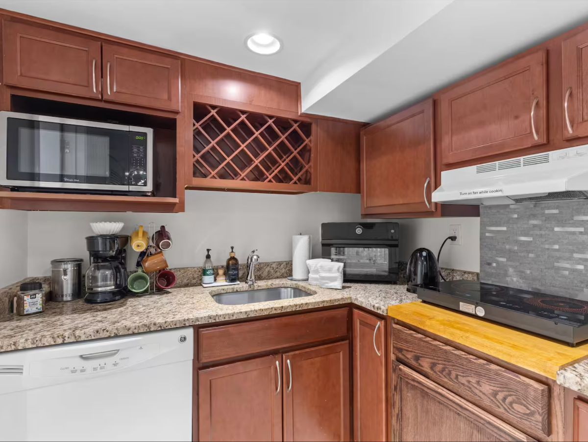 Cozy English Basement w/ Full Amenities in Prime Location - Photo 4