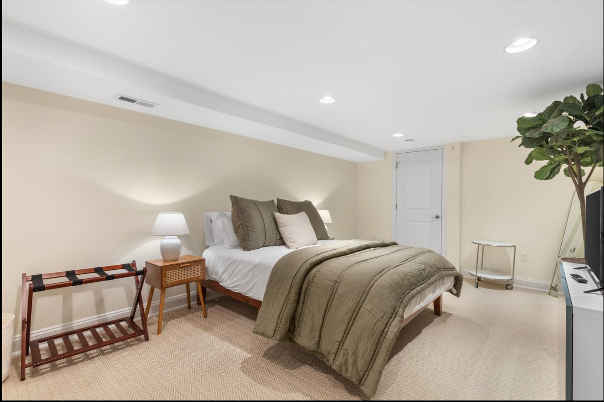 Cozy English Basement w/ Full Amenities in Prime Location - Photo 9