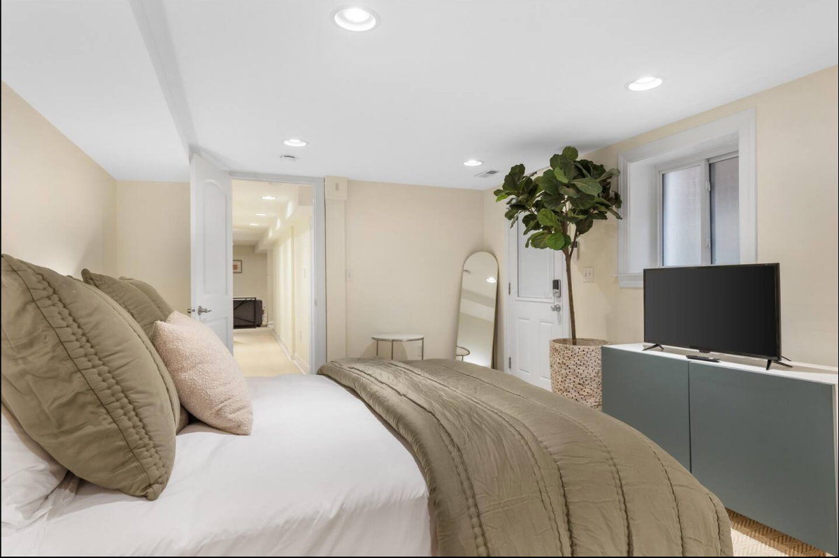 Cozy English Basement w/ Full Amenities in Prime Location - Photo 10