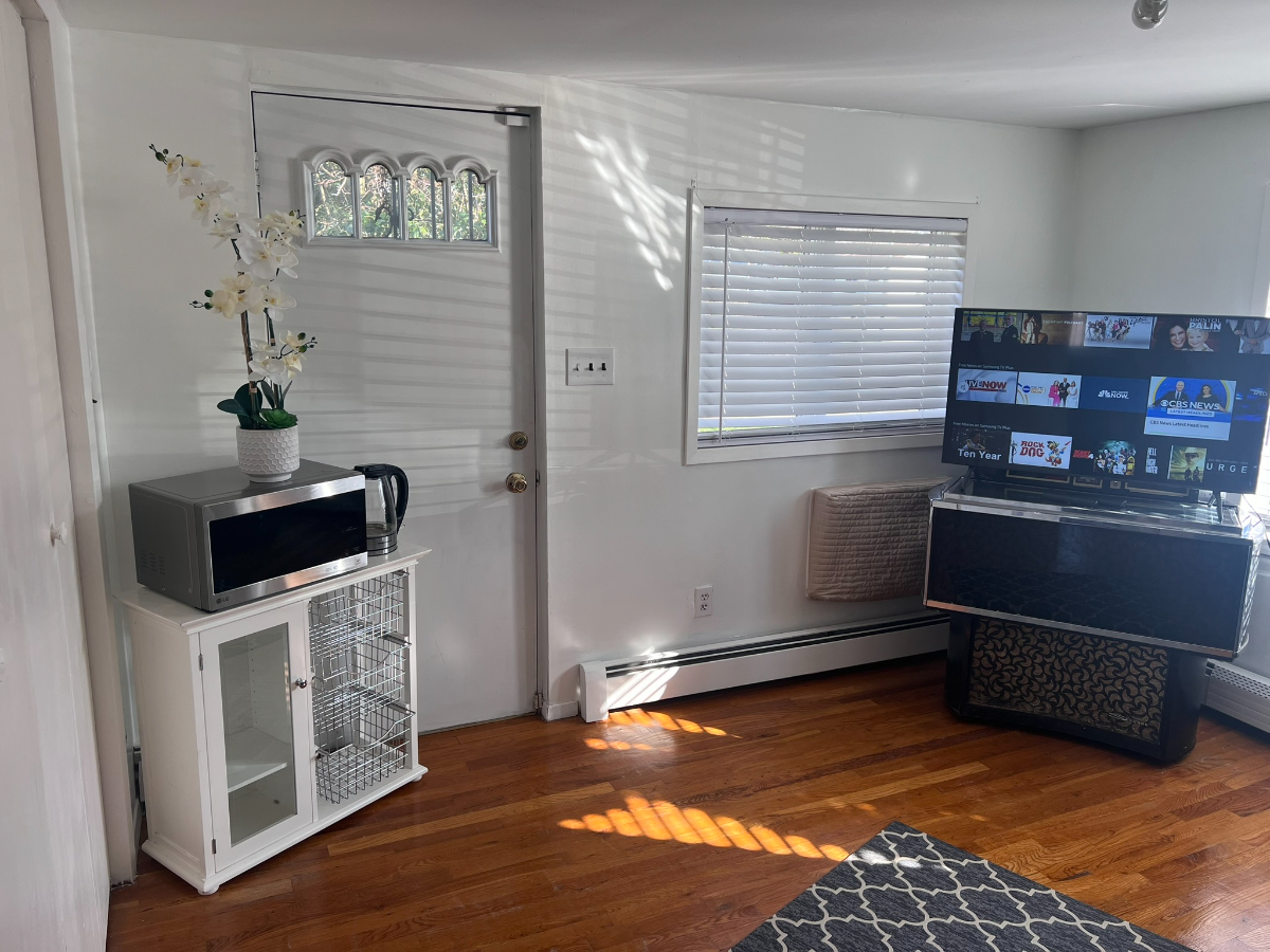 Recharge Here Bedroom plus Bonus room Traveling Nurse - Photo 7