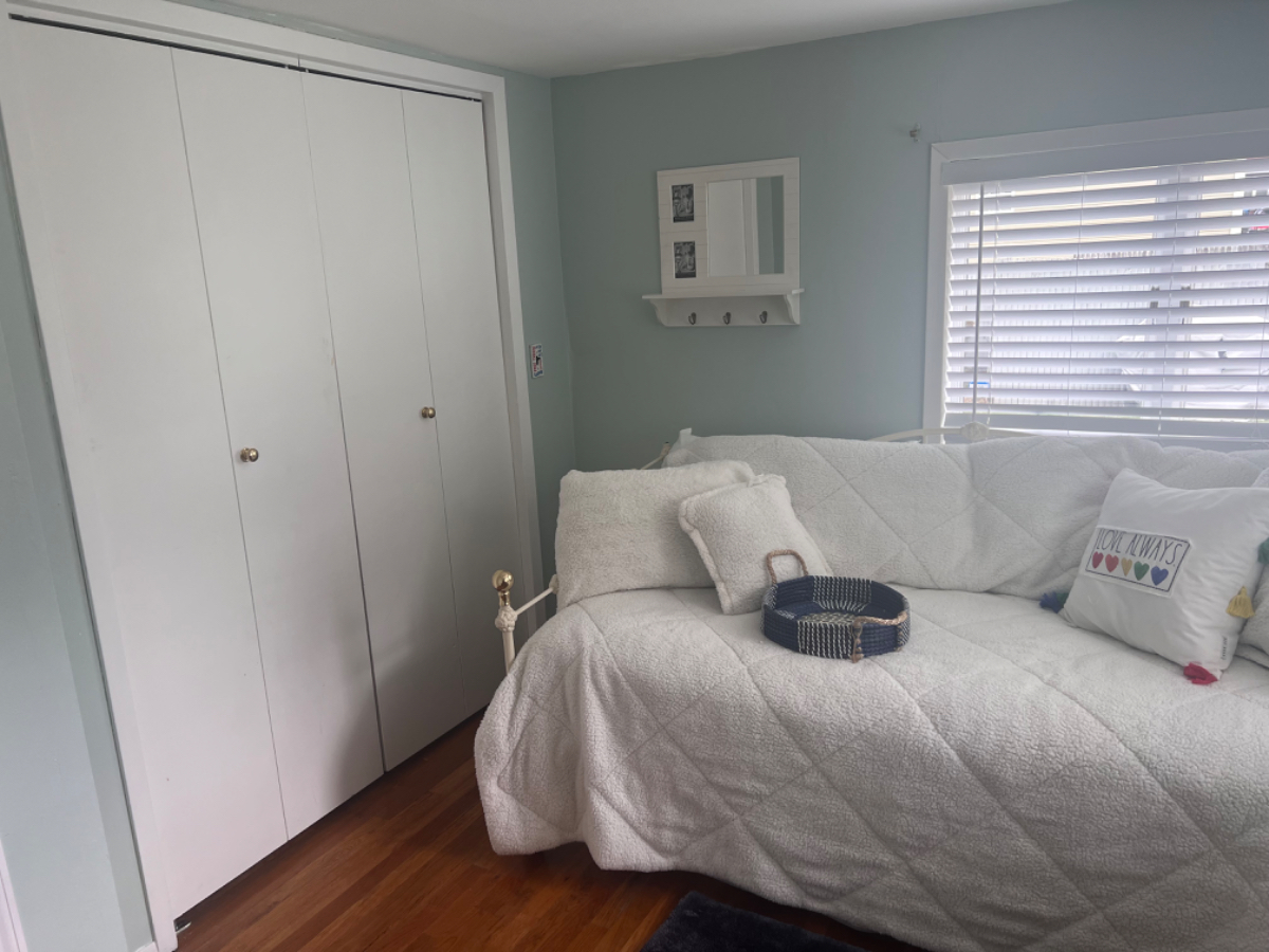 Recharge Here Bedroom plus Bonus room Traveling Nurse - Photo 2